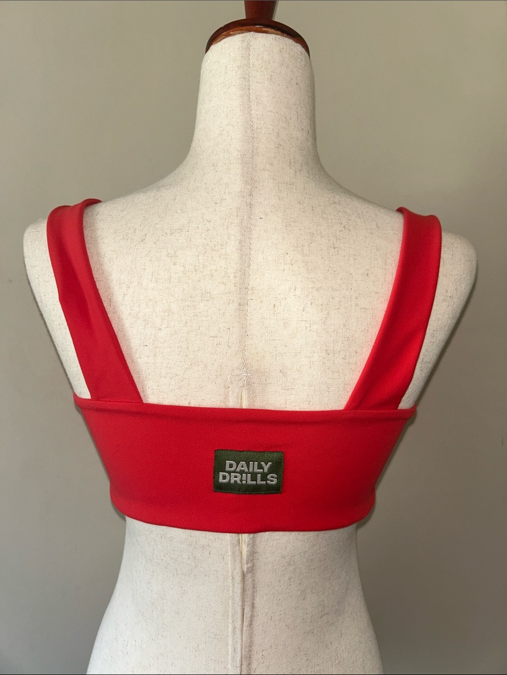 DAILY DRILS Red Crop Top
Medium Wide Straps Workout